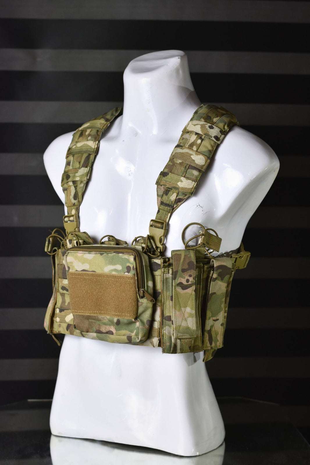 20 pcs Raider Chest Rig with accessories, 500D nylon, holds 5 AK/AR mags, padded shoulders, adjustable, includes extra attachments.